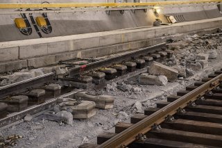 Une voie provisoire (à droite)installée après l'accident permet d'évacuer les wagons accidentés ou leurs pièces démontées, parallèlement à la voie détruite (à gauche).